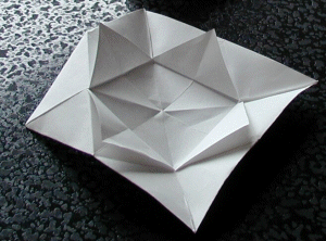 6.Rabattre un angle du nouveau carré vers l'extérieur.